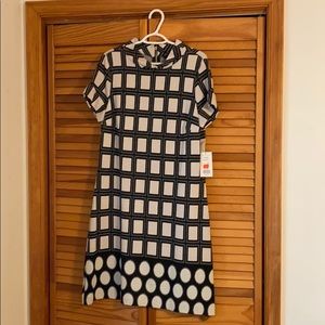 Monochrome short sleeve high neck shift dress